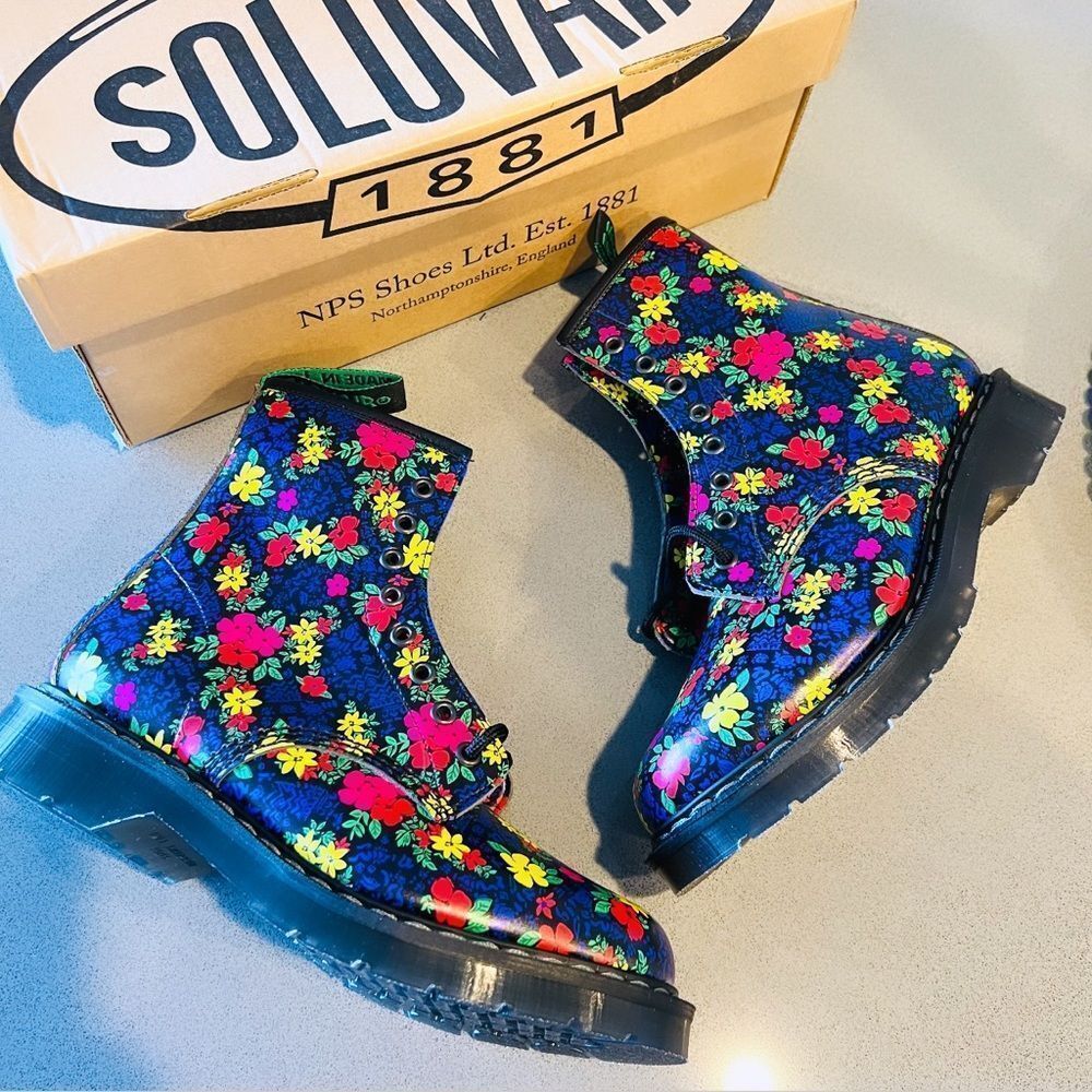 NWT Solovair Floral Made in England Original Dr Martens Leather Combat Boots 7